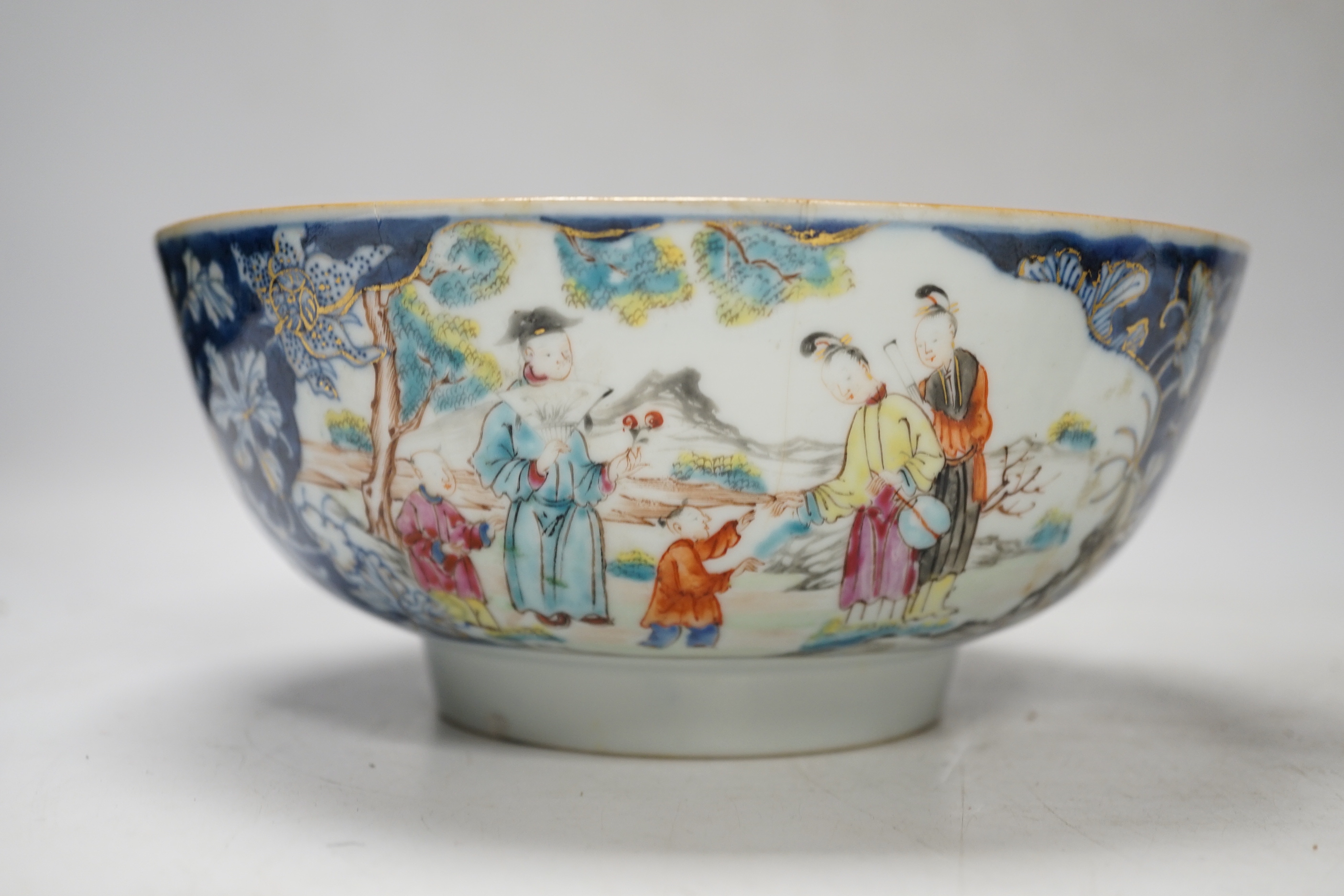 A Chinese famille rose vase and bowl, Qianlong period, bowl 20cm diameter